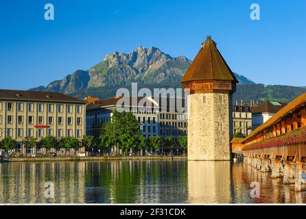 Geografia / viaggio, Svizzera, Kapellbruecke con Pilatus, Lucerna, diritti aggiuntivi-liquidazione-Info-non-disponibile Foto Stock