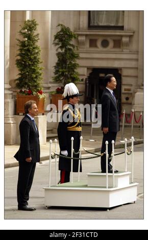 Tony Blair incontra il Premier del Consiglio di Stato della Repubblica popolare Cinese, S.E. il signor Wen Jiabao nel cortile dell'Ufficio di Foriegn per ispezionare la guardia d'onore, le regine co primo Batalion Grenadier Guards.pic David Sandison 10/5/2004 Foto Stock