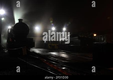 A sinistra a destra su capannone a Bridgnorth :- '88' a Classe 14 Diesel e 'Erlestoke Manor'. Foto Stock