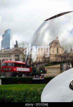 Vista insolita della Cattedrale di St. Paul di Londra riflessa nella superficie in acciaio inossidabile lucido della scultura moderna in carter Lane Gardens, Londra, 2020 Foto Stock