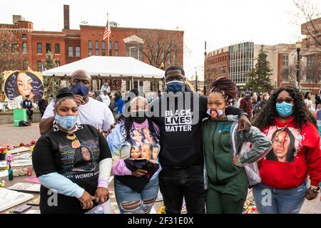 Rodney Floyd, fratello di George Floyd e Brandon Williams, nipote di George Floyd in posa per una foto con Tamika Palmer, mamma di Breonna, Ju'Niyah Palmer, sorella di Breonna e altri membri della sua famiglia al Jefferson Square Park il 13 marzo, 2021 a Louisville, Kentucky. Foto: Chris Tuite/ImageSPACE /MediaPunch Foto Stock