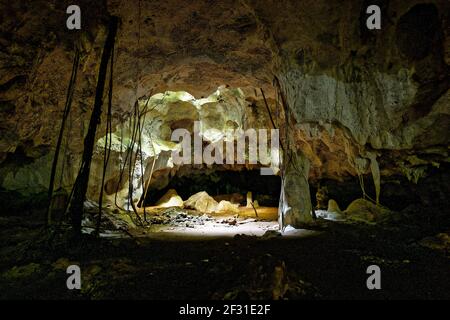 Grotte di Kiwengwa sull'isola di Zanzibar in Tanzania, adorano gli antenati della gente del posto, doni alle pietre sante, stalagmiti e stalattiti formate dal dissolv dell'acqua Foto Stock
