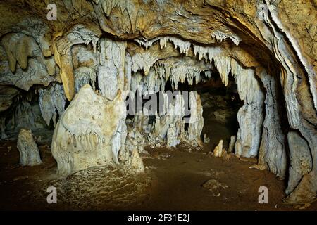 Grotte di Kiwengwa sull'isola di Zanzibar in Tanzania, adorano gli antenati della gente del posto, doni alle pietre sante, stalagmiti e stalattiti formate dal dissolv dell'acqua Foto Stock