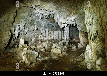 Grotte di Kiwengwa sull'isola di Zanzibar in Tanzania, adorano gli antenati della gente del posto, doni alle pietre sante, stalagmiti e stalattiti formate dal dissolv dell'acqua Foto Stock