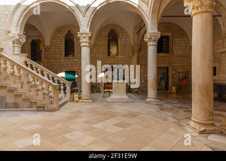 Dubrovnik, Croazia, 26 luglio 2020: Cortile interno del palazzo del Rettore a Dubrovnik, Croazia Foto Stock