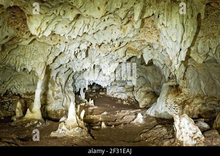 Grotte di Kiwengwa sull'isola di Zanzibar in Tanzania, adorano gli antenati della gente del posto, doni alle pietre sante, stalagmiti e stalattiti formate dal dissolv dell'acqua Foto Stock