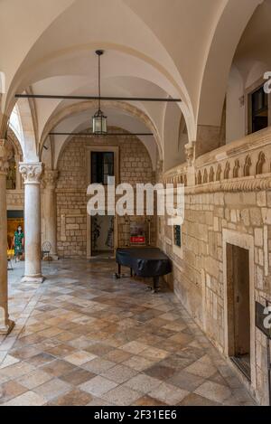 Dubrovnik, Croazia, 26 luglio 2020: Cortile interno del palazzo del Rettore a Dubrovnik, Croazia Foto Stock