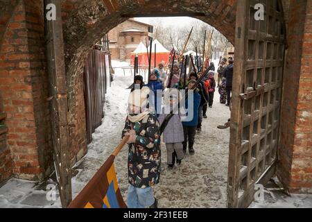 Mosca, Russia. 13 Marzo 2021. marcia reggimentale per bambini nel cortile patriarcale di Krutitsky. Celebrazione di Maslenitsa nel Museo di Storia militare nel paesaggio di un vero castello del XVII secolo sul complesso patriarcale di Krutitsky a Mosca. (Foto di Mihail Siergiejevicz/SOPA Images/Sipa USA) Credit: Sipa USA/Alamy Live News Foto Stock