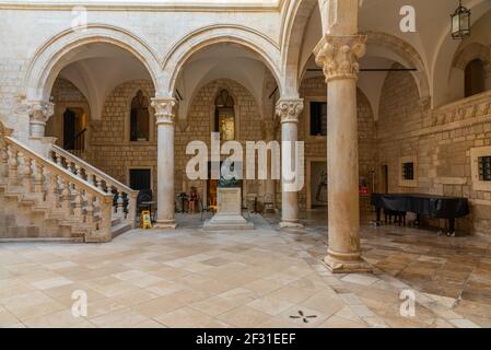 Dubrovnik, Croazia, 26 luglio 2020: Cortile interno del palazzo del Rettore a Dubrovnik, Croazia Foto Stock