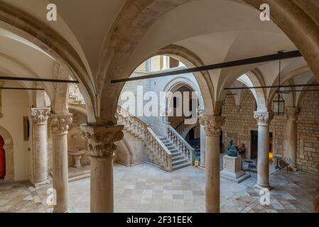 Dubrovnik, Croazia, 26 luglio 2020: Cortile interno del palazzo del Rettore a Dubrovnik, Croazia Foto Stock