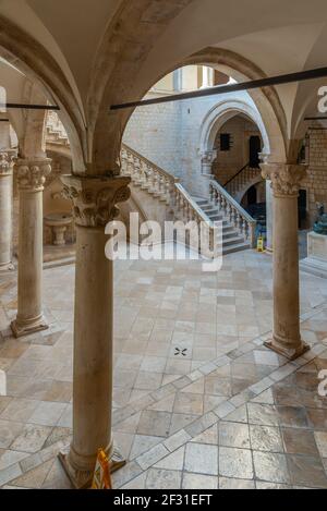 Dubrovnik, Croazia, 26 luglio 2020: Cortile interno del palazzo del Rettore a Dubrovnik, Croazia Foto Stock