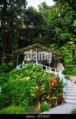 Santuario cristiano con la Vergine Maria sul lato di una strada, la Digue Island, Seychelles Foto Stock