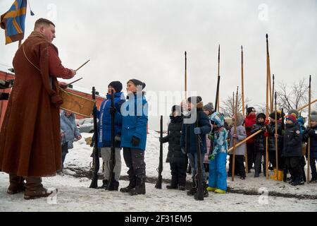 Mosca, Russia. 13 Marzo 2021. Il reenattore storico batte un tamburo di strada per i bambini a marzo durante le celebrazioni Maslenitsa. Celebrazione di Maslenitsa nel Museo di Storia militare nel paesaggio di un vero castello del 17 ° secolo sul complesso patriarcale Krutitsky a Mosca. (Foto di Mihail Siergiejevicz/SOPA Images/Sipa USA) Credit: Sipa USA/Alamy Live News Foto Stock