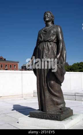 Statua di Kirsten Flagstad, Teatro dell'Opera di Oslo, Oslo, Norvegia Foto Stock