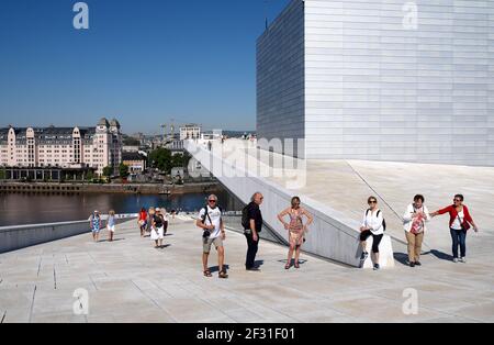 Persone su parte del tetto dell'Opera House di Oslo, Oslo, Norvegia Foto Stock