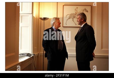 Michael Grade (a sinistra) Presidente Pinewood Shepperton e Ivan Dunleavy Capo L'esecutivo Pinewood Sheperton sull'annuncio di intenzione di float.pic David Sandison 1/4/2004 Foto Stock