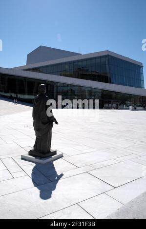 Statua di Kirsten Flagstad con Oslo Opera House Beyond, Oslo, Norvegia Foto Stock