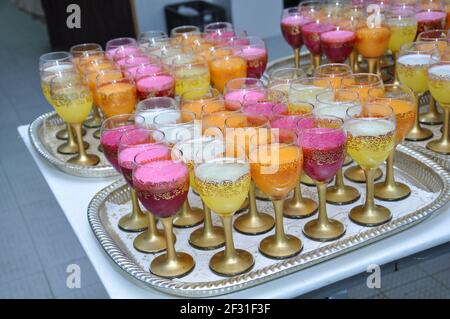 Succhi vari per l'estate. Succo di avocado e succo di fragola Foto Stock