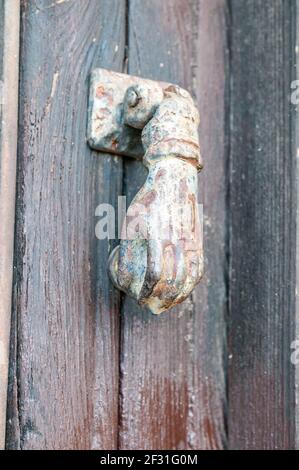 Vecchio pomello su una porta di legno, Talamanca, Catalogna, Spagna Foto Stock