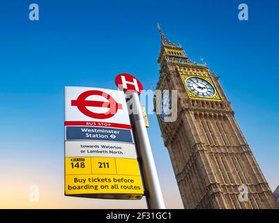 Fermata dell'autobus vicino alla torre dell'orologio Big ben e alle case Della stazione della metropolitana di Parliament Westminster verso Waterloo sulla 211/148 Bus Londra Regno Unito Foto Stock