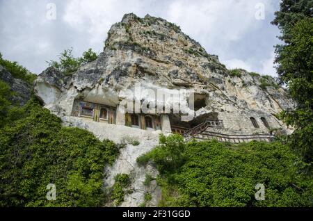 Il Monastero di Basarbovski 'St. Dimitar Basarbovski è un monastero di roccia in Bulgaria. Foto Stock