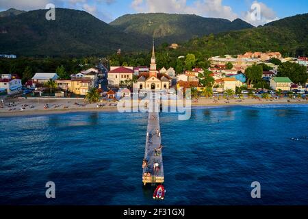 Francia, Indie Occidentali, Martinica, Les Anses d'Arlet, città di Grande Anse, chiesa di Saint-Henri e il pontile in legno Foto Stock