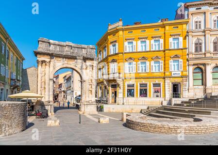 Pola, Croazia, 31 luglio 2020: Arco dei Sergii a Pola, città croata Foto Stock