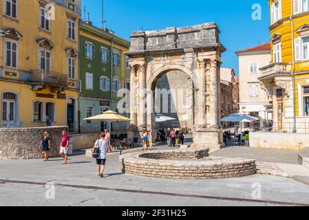 Pola, Croazia, 31 luglio 2020: Arco dei Sergii a Pola, città croata Foto Stock