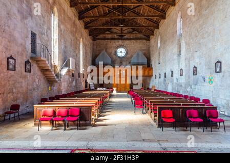 Pula, Croazia, 31 luglio 2020: Interno della chiesa francescana e monastero a Pola, Croazia Foto Stock