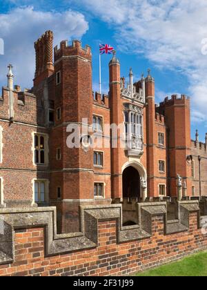 Hampton Court Palace battenti bandiera Union Jack. Un palazzo reale nel London Borough di Richmond upon Thames Greater London Surrey UK Foto Stock