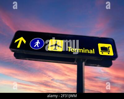 Segnaletica per l'aeroporto concetto di viaggio alba sul pannello di informazioni sulla direzione del terminal passeggeri Airline. Concept Concepts nuovo inizio alba del viaggio aereo passeggeri segnaletica per i passeggeri delle vacanze in partenza delle compagnie aeree, dirigendo verso terminal, compagnie aeree, deposito bagagli, passaggio a piedi check-in Foto Stock