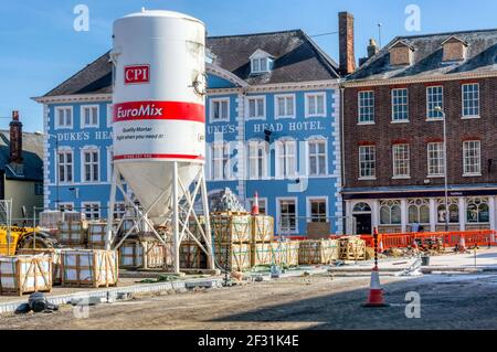 Un EuroMix calcestruzzo o malta tramoggia essendo utilizzati per la riqualificazione di parte del King's Lynn Tuesday Market Place. Foto Stock