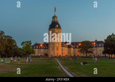 Karlsruhe, Germania, 15 settembre 2020: Palazzo Karlsruhe durante un tramonto visto dal parco Schlossgarten in Germania Foto Stock