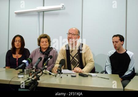 La famiglia Low torna dall'orrore di essere tenuta in ostaggio nel Teatro di Mosca. Arrivarono a Heathrow alle 7.00 di sera. (Da sinistra a destra) figlia Louise che non era in viaggio, Madre Sidika, Padre Pietro e figlio Richard.)28 ottobre 2002 foto Andy Paradise Foto Stock