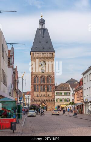 Speyer, Germania, 16 settembre 2020: Veduta della porta Vecchia alla fine della Maximilianstrasse a Speyer, Germania Foto Stock