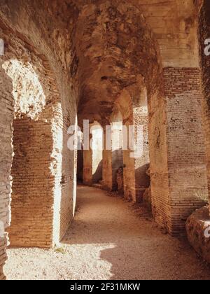 Colonne, archi e corridoio di Odeum romano di Nicopoli antico punto di riferimento culturale in Grecia Foto Stock