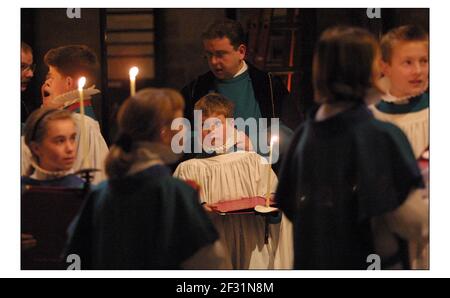 Salisbury Cath. Coro durante una registrazione di canzoni di lode.pic David Sandison 4/12/2002 Foto Stock