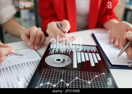 Discussione di indicatori finanziari e commerciali su tablet Foto Stock