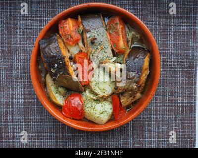 Un piatto di pesce con verdure. Foto Stock