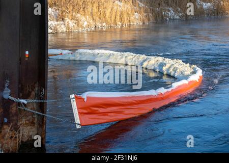 Il braccio flottante impedisce che schiuma e detriti contaminino il serbatoio. Riduzione delle emissioni nocive. Protezione dei fiumi e dei laghi. Mantenere fresco Foto Stock