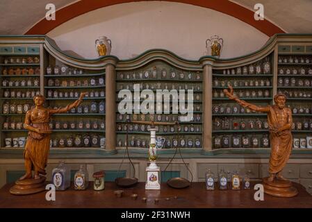 Heidelberg, Germania, 17 settembre 2020: Interno del museo della farmacia presso il palazzo Heidelberg, Germania Foto Stock