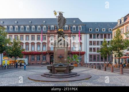 Heidelberg, Germania, 17 settembre 2020: Kornmarkt nel centro storico di Heidelberg, Germania Foto Stock