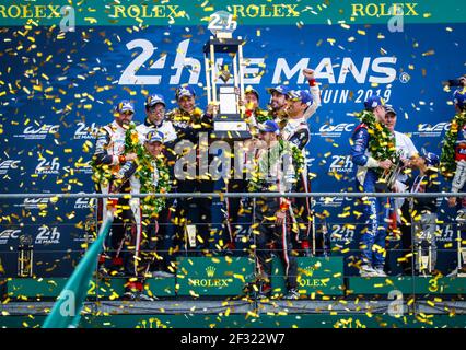 08 ALONSO Fernando (spa), BUEMI Sebastien (che), NAKAJIMA Kazuki (jpn), Toyota TS050 ibrida lmp1 del team Toyota Gazoo Racing, ritratto, podio durante la 2019 24 ore di gara le Mans, dal 15 al 16 giugno sul circuito di le Mans, Francia - Photo Paulo Maria / DPPI Foto Stock