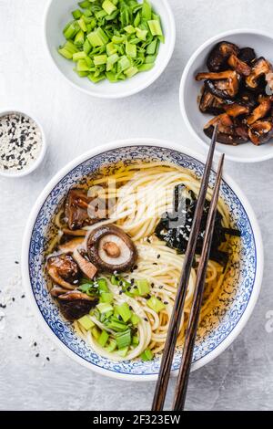 Ciotola ramen con funghi shiitake. Zuppa di noodle asiatica Ramen con funghi, versione vegetariana e vegana Foto Stock