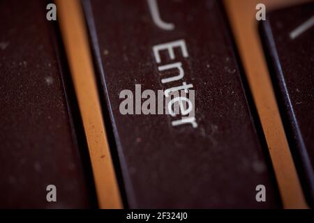 Il pulsante di un vecchio notebook. Premere Invio. Foto effetto macro. Foto di alta qualità Foto Stock