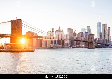 Sunset New York Skyline, Lower Manhattan Financial District, East River, Brooklyn Bridge e One WTC, New York City. Foto Stock