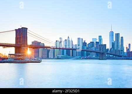 New York Skyline at Sunset, Manhattan Financial District, East River, Brooklyn Bridge e One WTC, New York City. Foto Stock