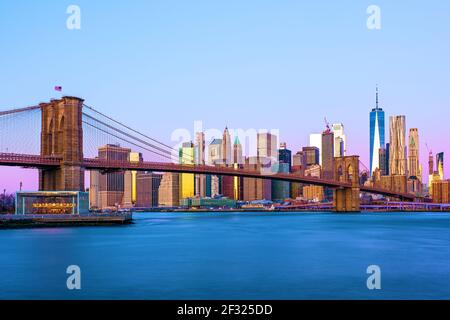 New York Skyline con il Ponte di Brooklyn, l'East River e il quartiere finanziario di Manhattan, One World Trade Center, Freedom Tower, New York City. Foto Stock
