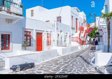 Mykonos, Grecia, 27 settembre 2020: Negozi turistici in una strada stretta nella città vecchia di Mykonos, Grecia Foto Stock