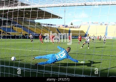 PARMA, ITALIA - MARZO 14: Il portiere Pau Lopez di ROMA CONCEDE al suo fianco il secondo gol mentre Hernani JR di Parma Calcio segna al suo fianco il secondo gol dal posto di penalizzazione durante la Serie A partita tra Parma Calcio e Roma ALLO Stadio Ennio Tardini il 14 marzo, 2021 a Parma (Foto di Ciro Santangelo/Orange Pictures) Foto Stock